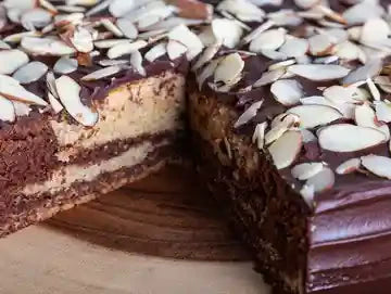 Almond Cakes (whit Frosting)