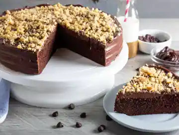 ALMOND CHOLATE CAKE (WHIT FROSTING)